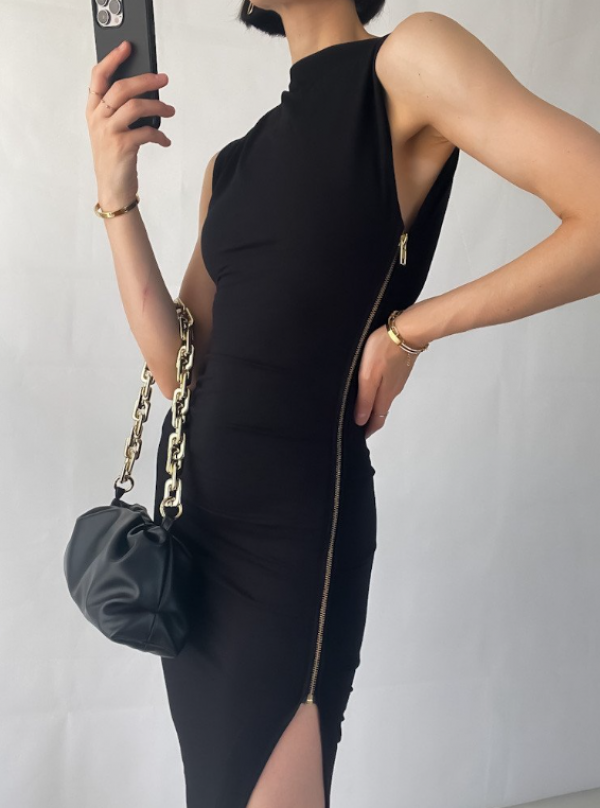 Sheath dress dengan aksen ritsleting di sisi